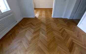 Parkettboden in Eiche verlegt mit Randfries